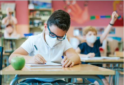 남학생이 글 쓰고 있는 모습