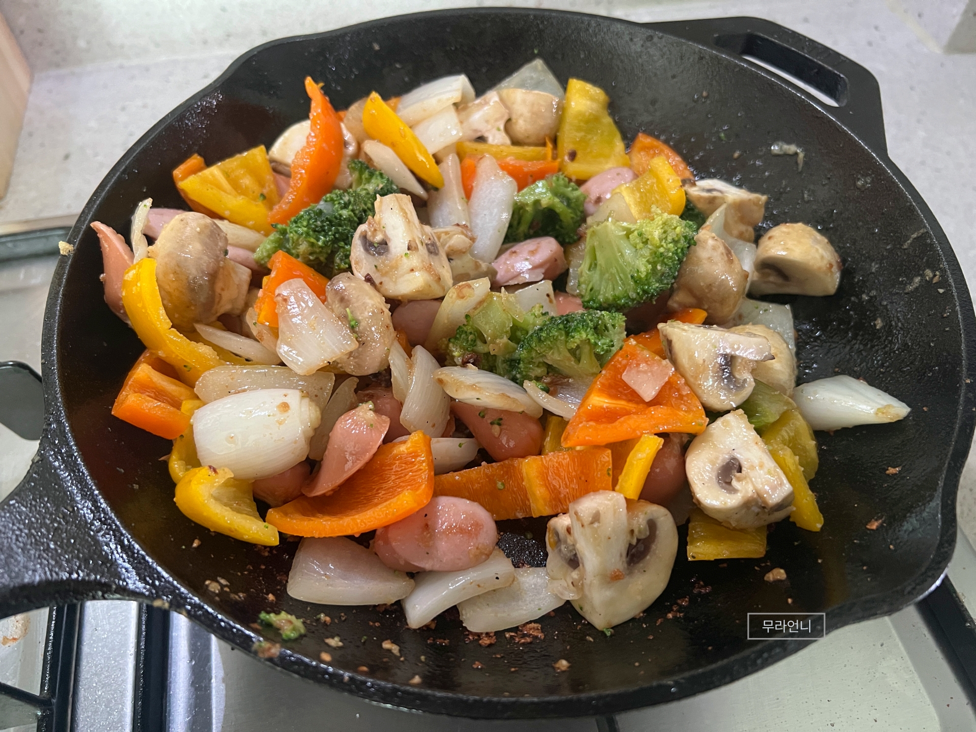 야채들이 잘 익을 때까지 계속 볶기