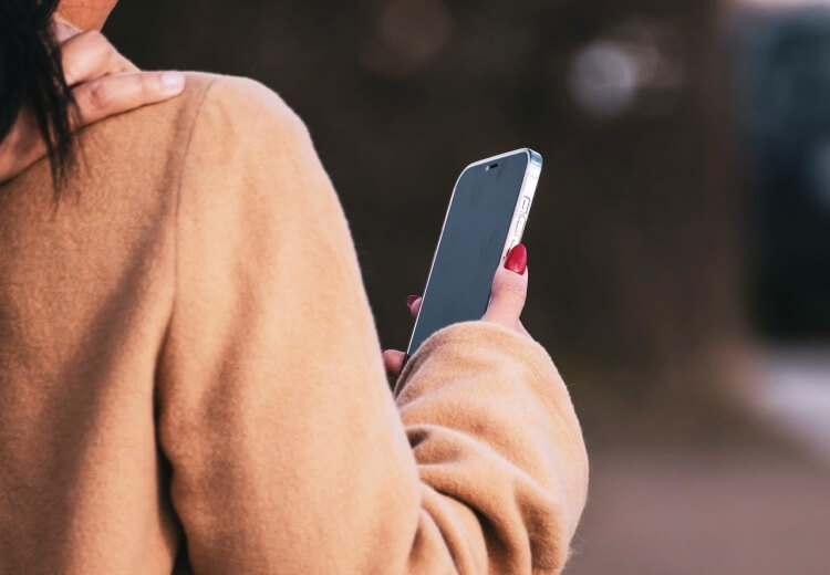 스마트폰을-길가에서-바라보는-여성