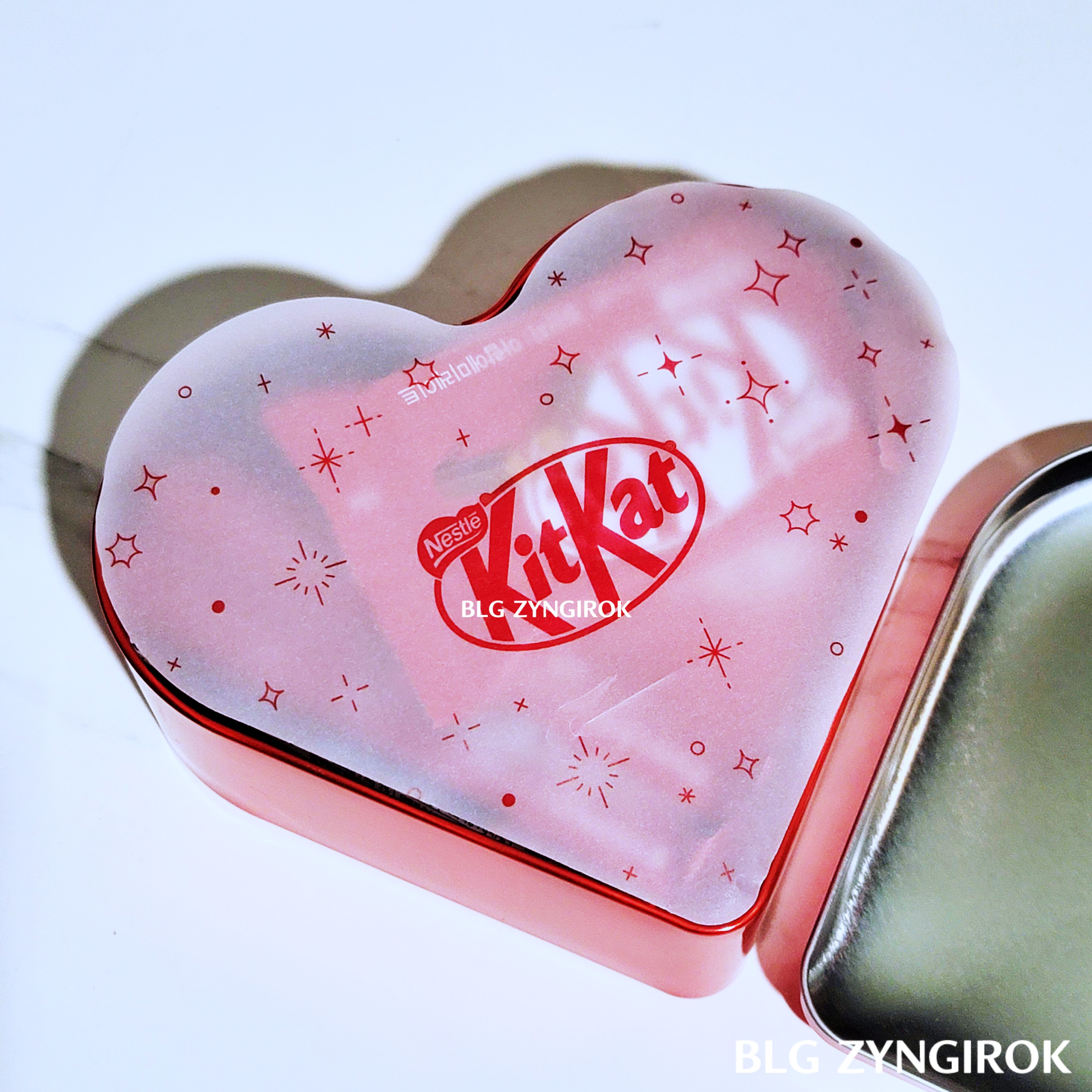 틴케이스 속 킷캣이 새겨진 그림종이 모습이다.