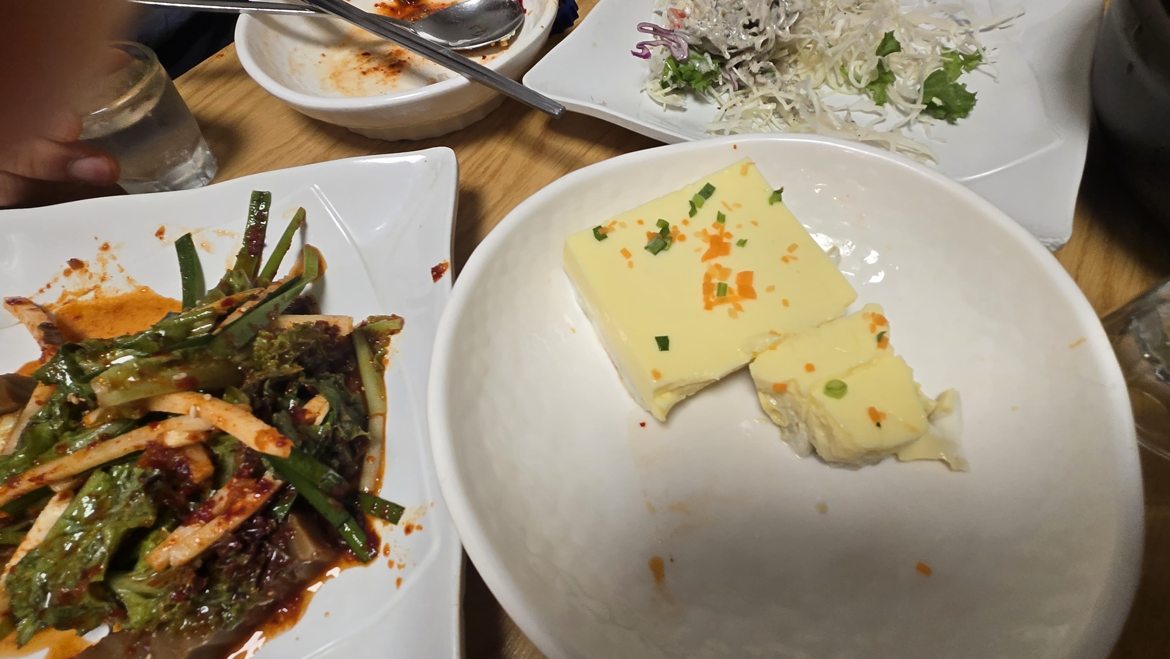 전골과 밑반찬 계란찜 묵사발 하나하나 정갈