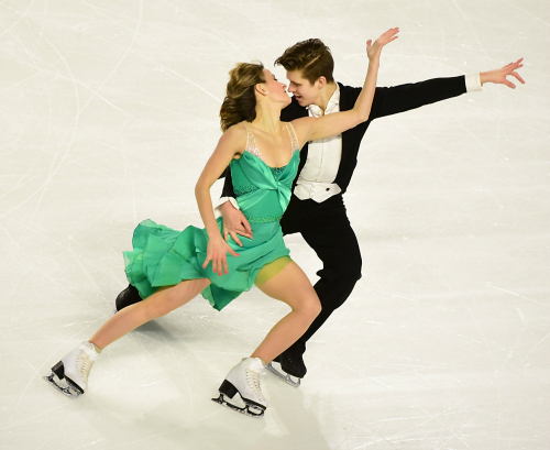 북한 피겨 페어 선수들이 하얼빈 동계 아시안게임 경기장에서 연기하는 모습.