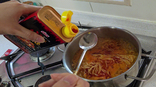 화유 3숟갈 넣는 모습