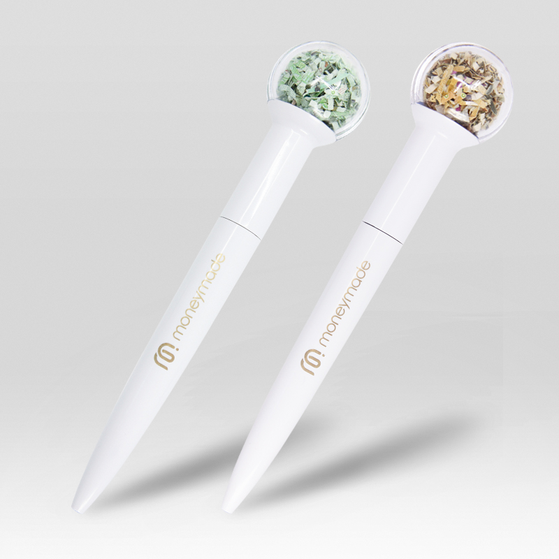 둥근 머리 구슬안에 돈이 들어있는 디자인의 '돈 볼펜' 사진