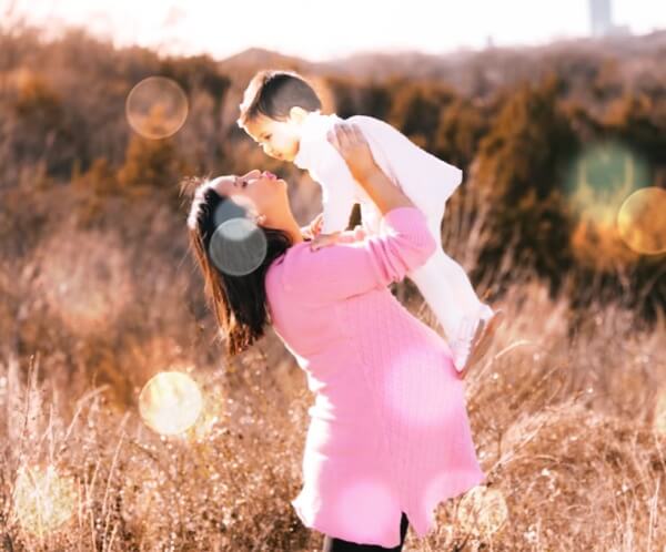 아이를-번쩍-들고있는-엄마