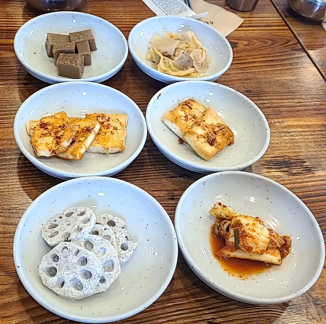 테이블위에-6가지-밑반찬들