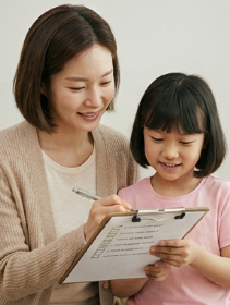체크리스트를 함께 확인하는 엄마와 딸
