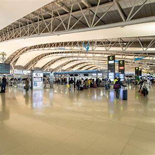 간사이국제공항(KIX) 터미널 내부, 체크인 카운터와 대형 천장 구조가 특징인 출국장 전경