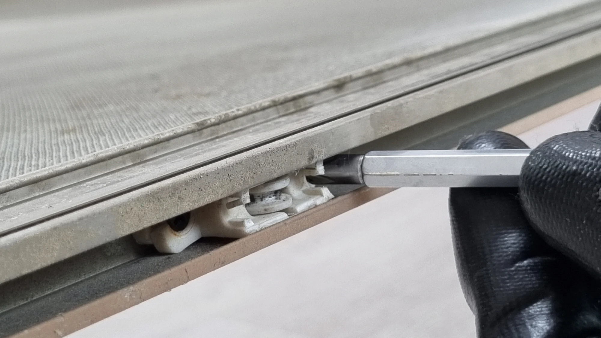 방충망 롤러 빼는 모습