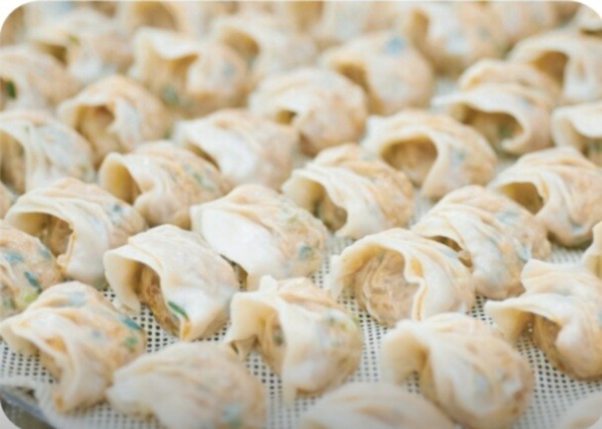 김치만두는 매콤한 김치의 풍미가 살아 있어요