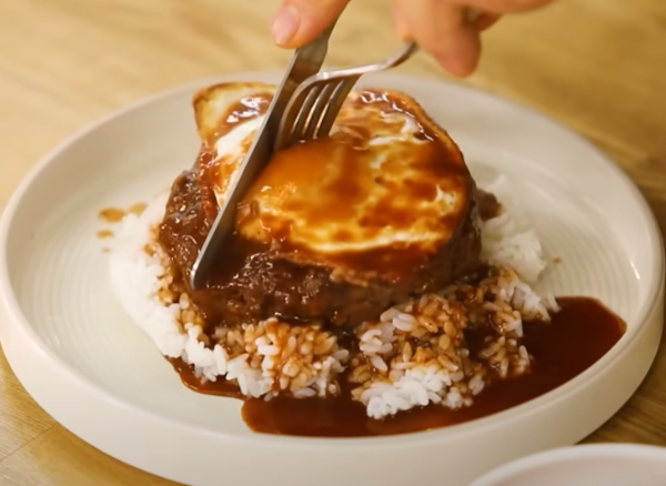 계란이 올라간 떡갈비 덮밥 모습