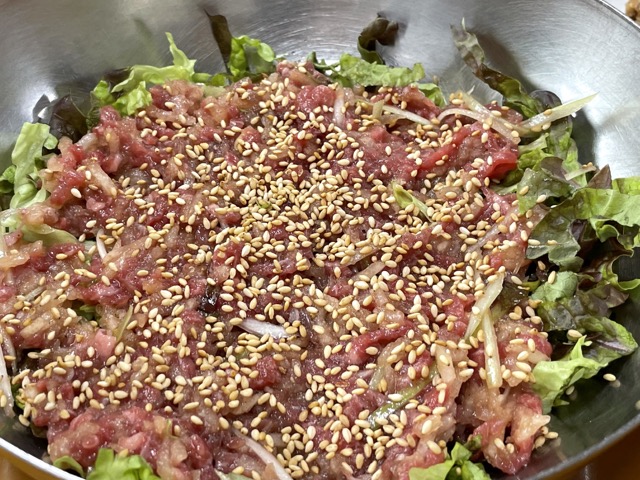 청도가마솥국밥-육회비빔밥에-올라온-푸짐한-육회양