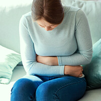 배꼽-주변-통증이-있는-여성-사진