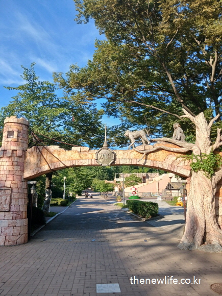 Entrance gate of the zoo in Seoul Children’s Grand Park with animal sculptures/ 동물 조형물이 장식된 서울 어린이대공원 동물원 입구