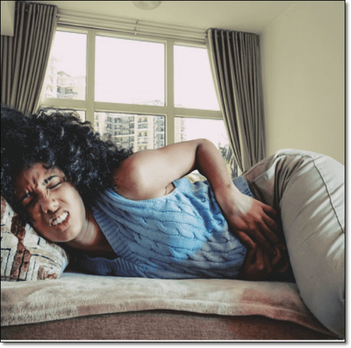 요로 결석증으로 통증이 심한 젊은 여성