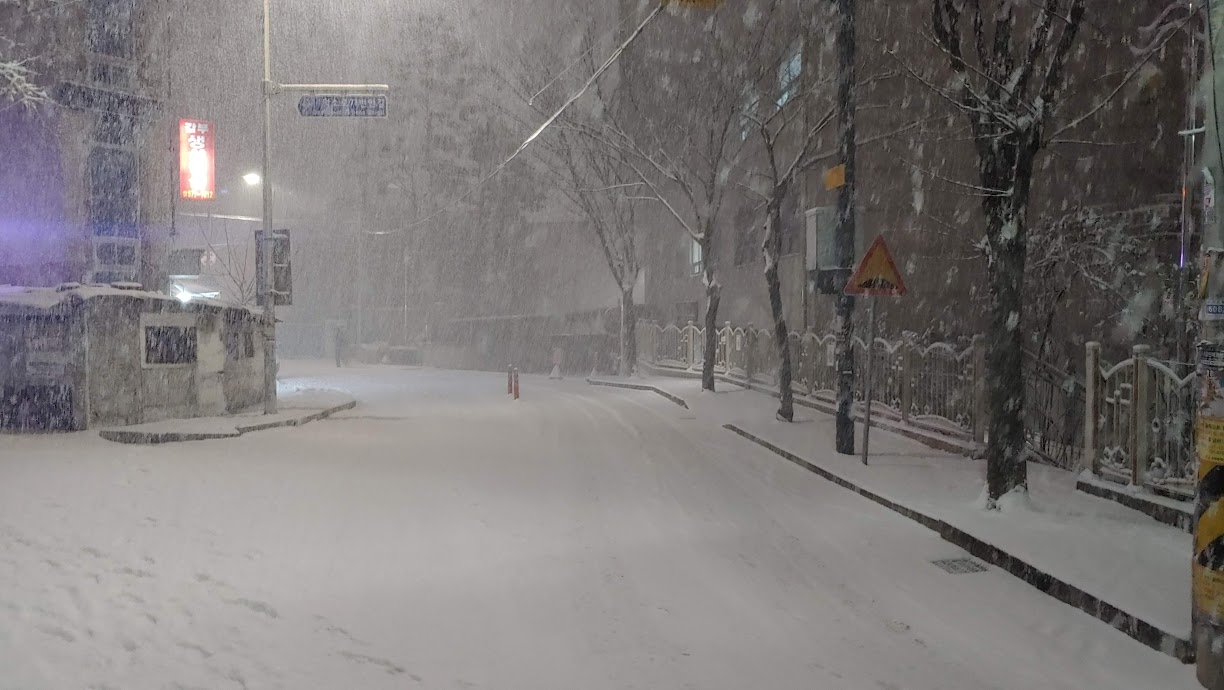 눈이 내린 도시 풍경