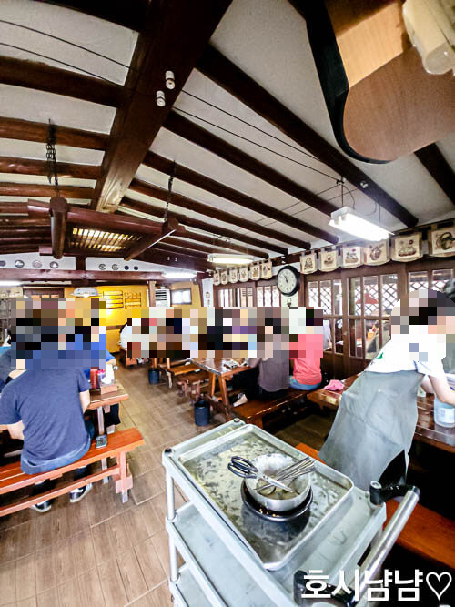 많은 사람들이 있는 내부 모습