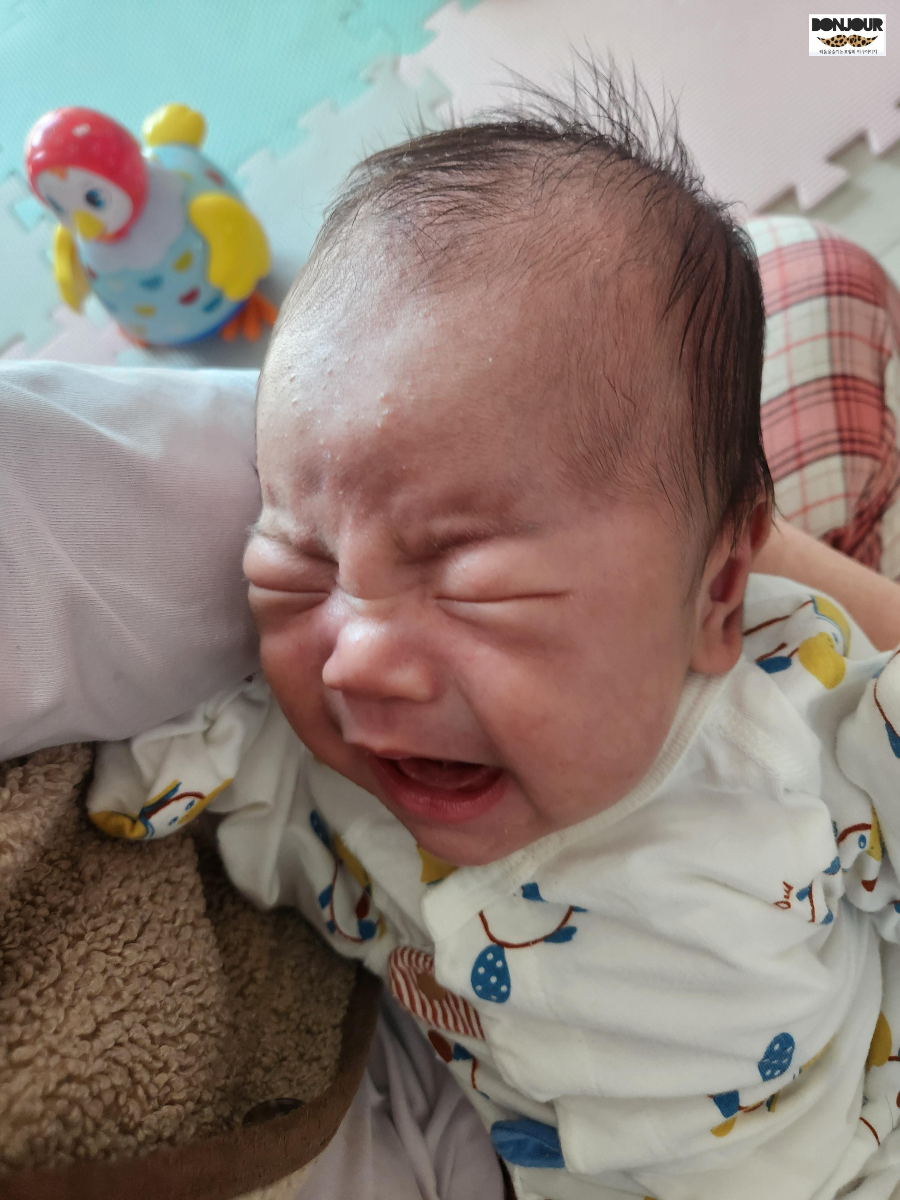 우는 아기 달래는 아빠와 안아주는 자세 (신생아 등센서)