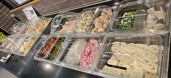 샐러드바의 다양한 샤브샤브 재료