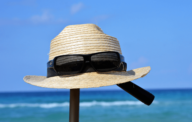자외선차단마스크 완전 분석, 자외선차단모자가 바닷가에 걸려있다.