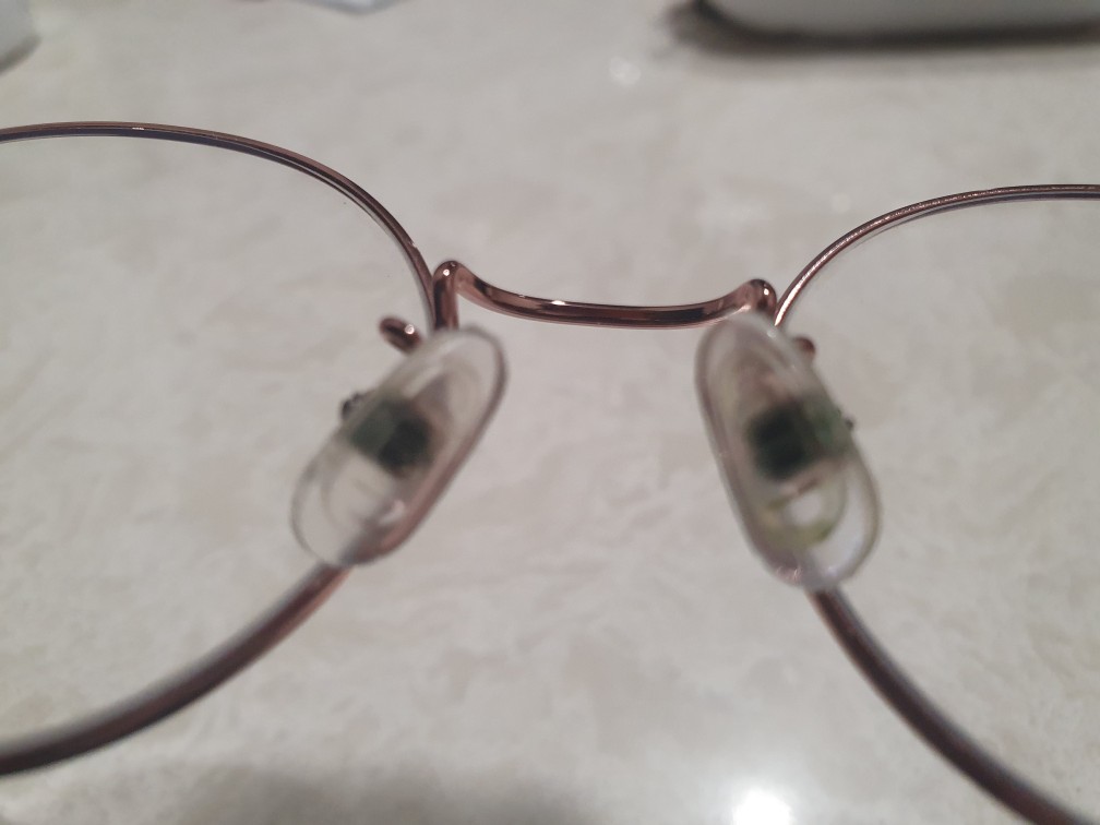 안경코받침변색