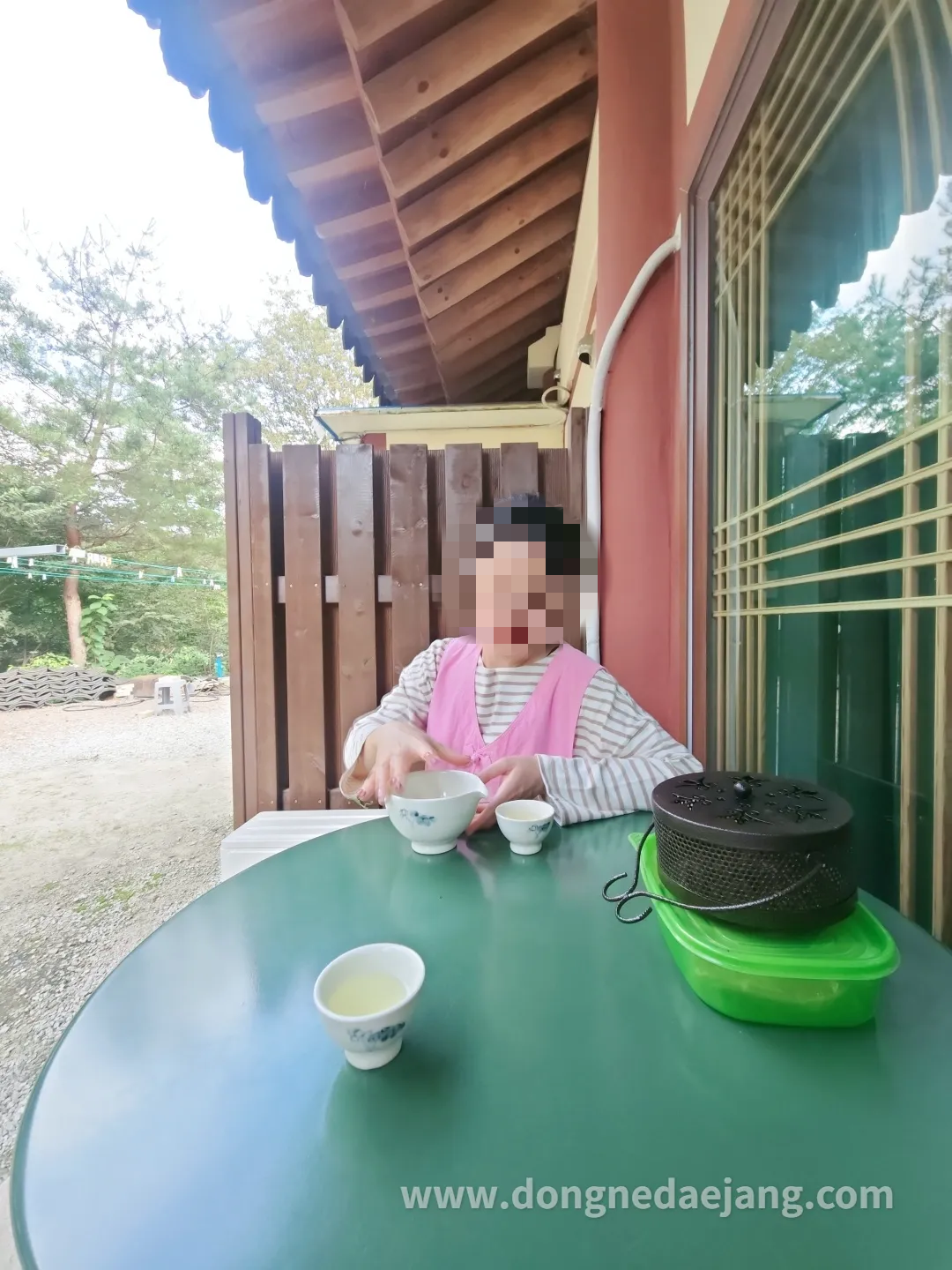 숙소 앞 테라스에서 친구와 티타임 : 부끄러워 모자이크