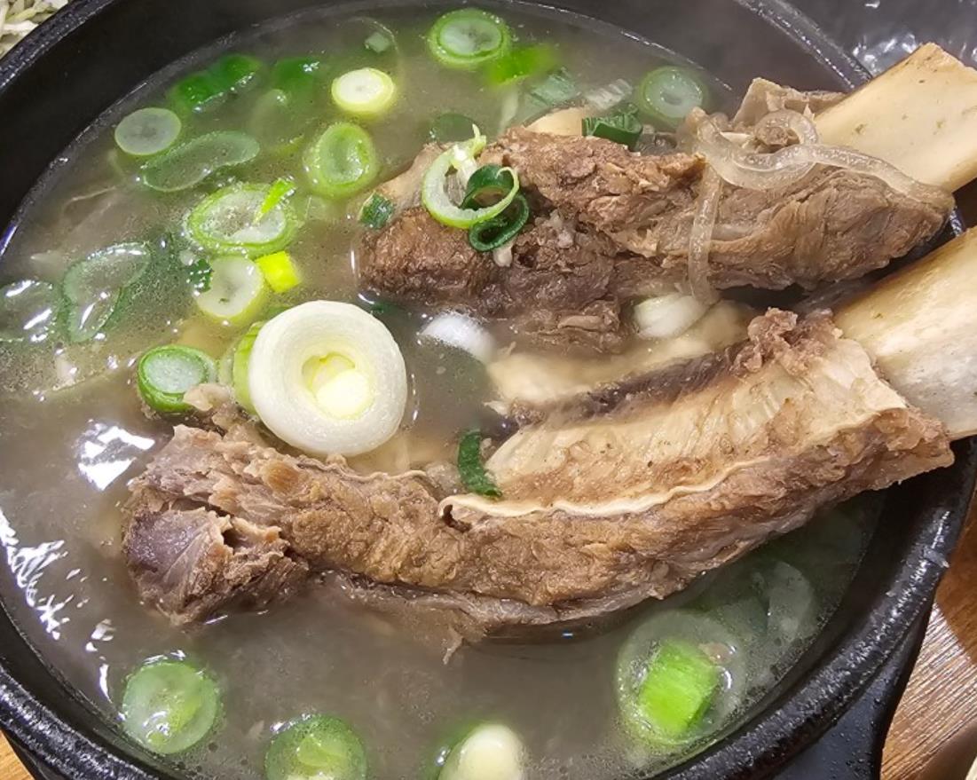 푸짐한 왕갈비 2대가 올라간 오늘N 왕갈비탕