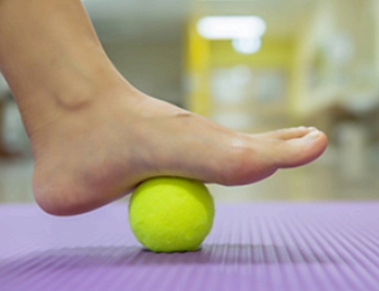 테니스공 발바닥 굴리기 이미지사진