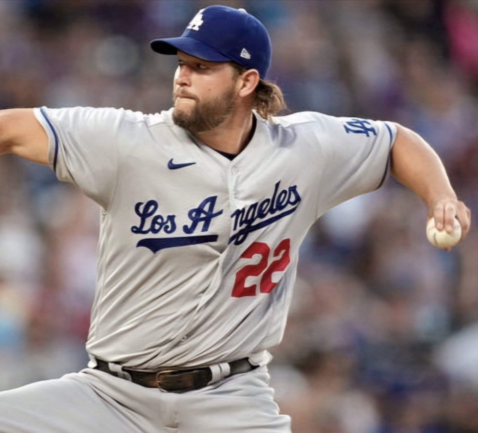 클레이튼 커쇼 선수가 공을 던지고 있다.