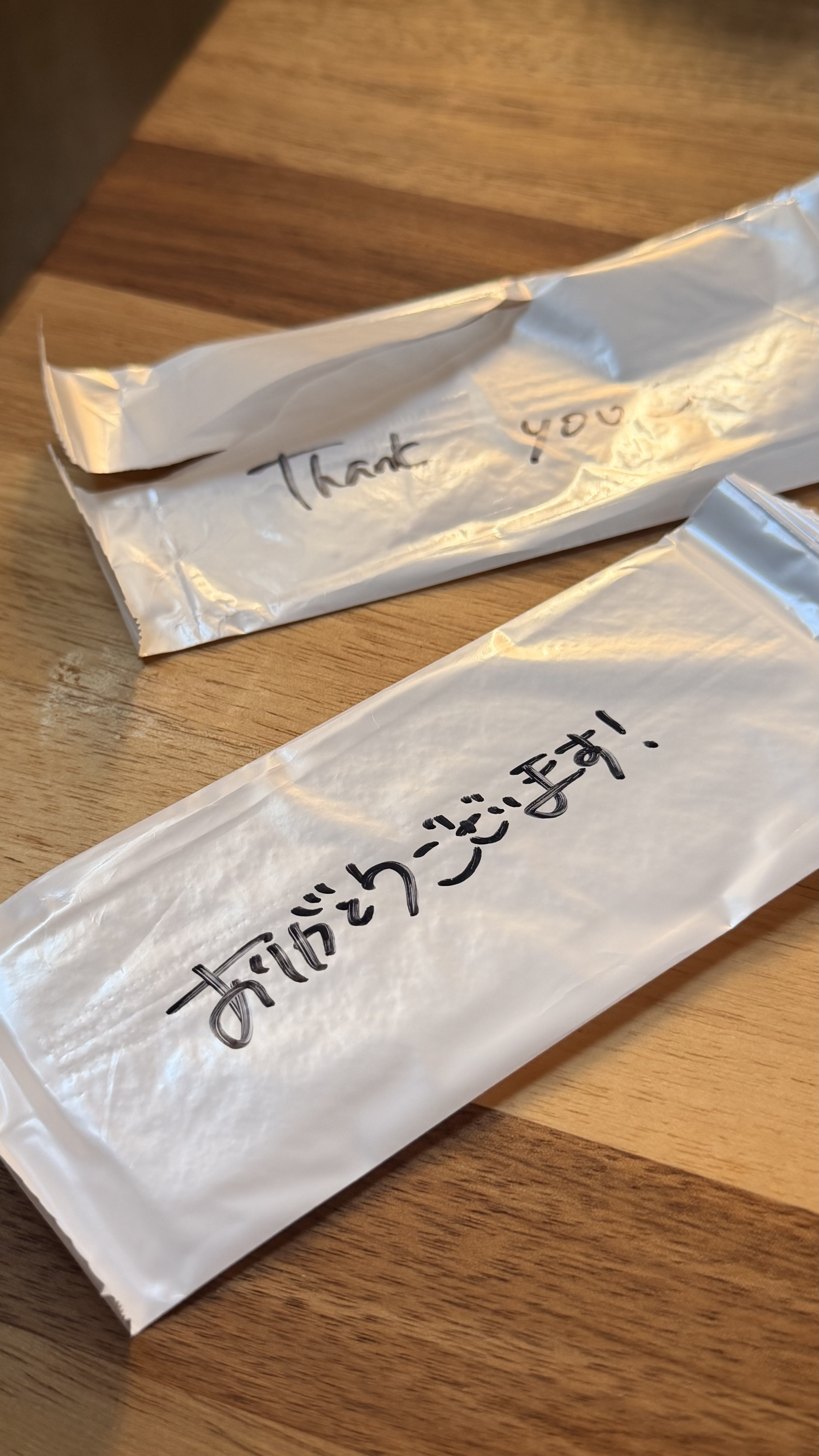 kannari coffee 손글씨 메시지가 적힌 물수건