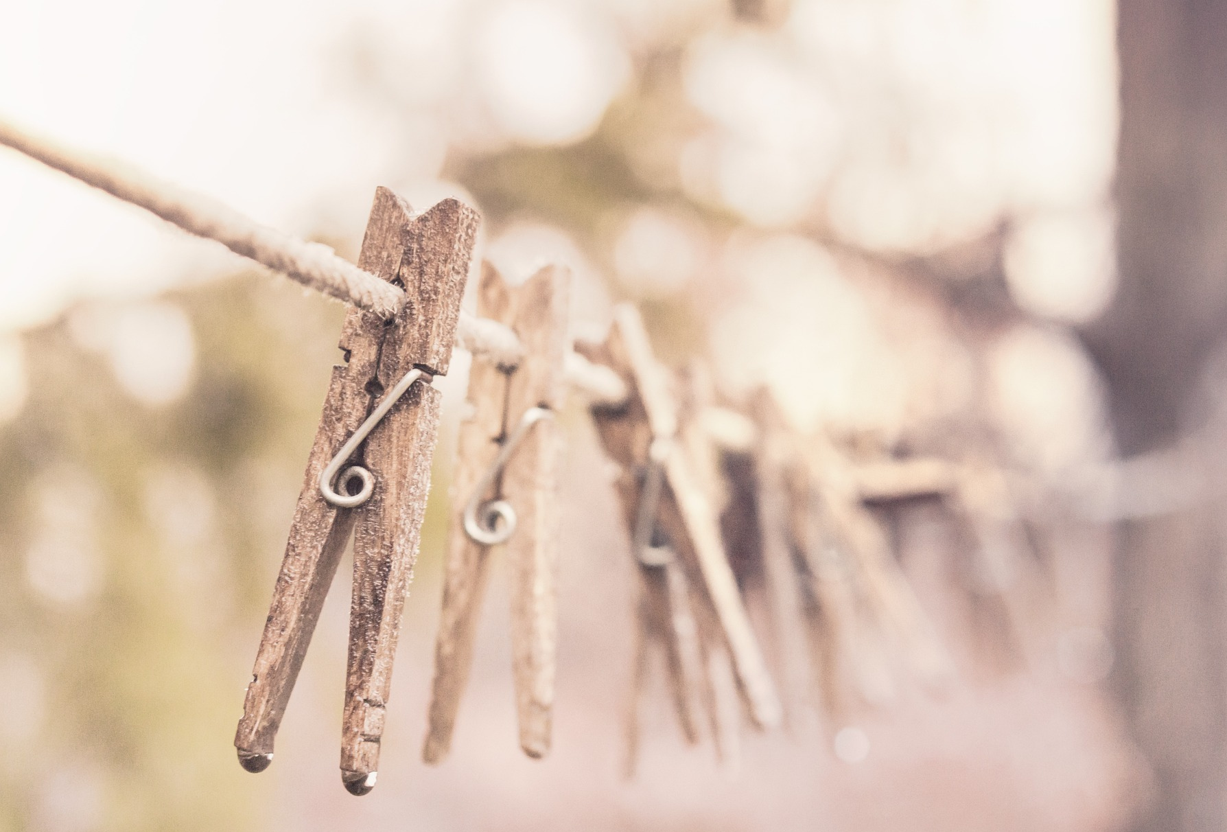 발래집게가 빨래줄에 매달려있는 그라데이션화된 이미지 (시골의 어린시절을 느끼게 해주는 추억의 이미지 같음)