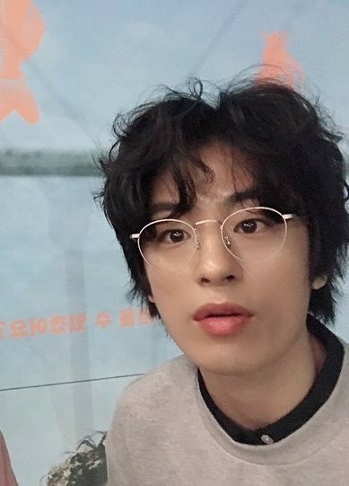 안경을 쓴 구교환 배우의 모습