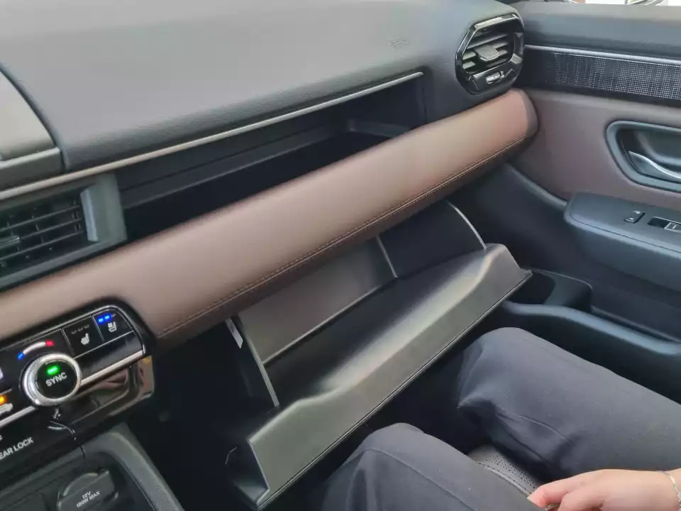 혼다 파일럿의 동반자석 수납함 구성은 이렇습니다.