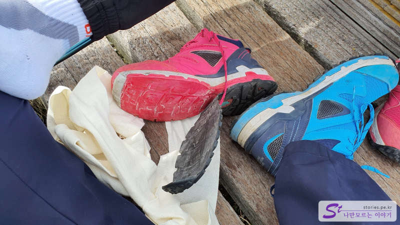 신발 밑창 떨어짐