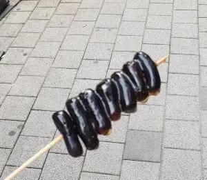 길죽한 사파이어 과일이 꼬치에 꽂혀진 탕후루