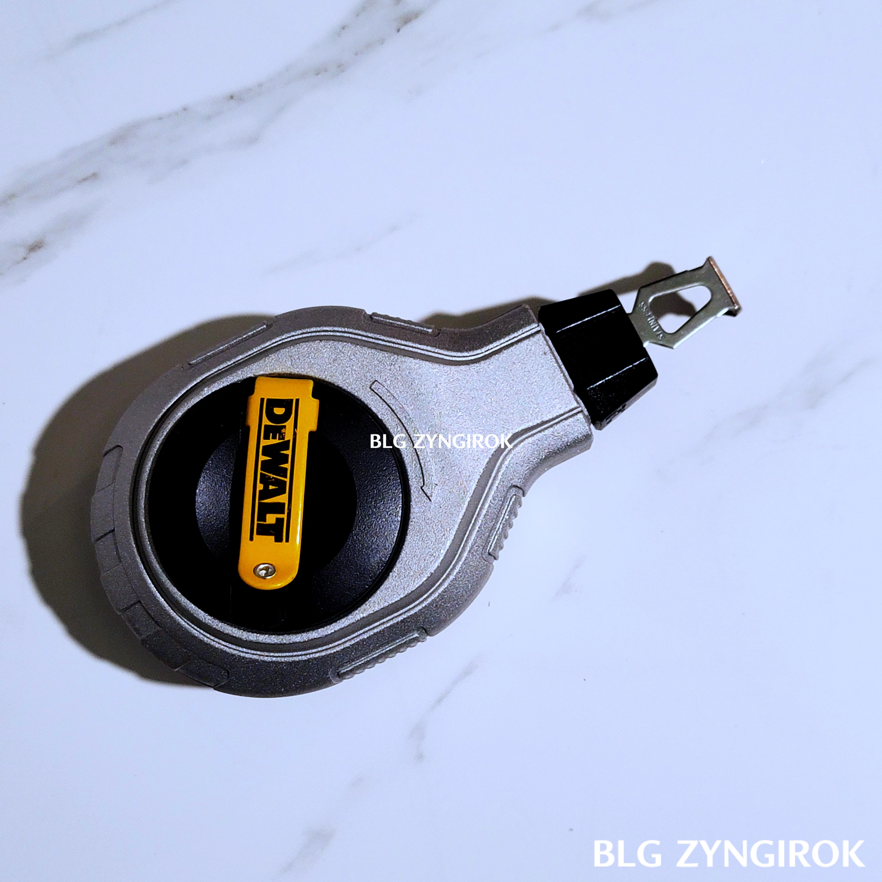 디월트-초크라인이-테이블-위에놓여있는-모습이다.