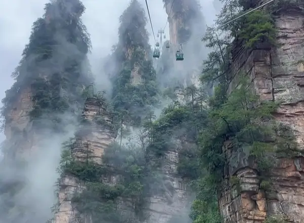 비와-운무에-뒤덮여-더욱-웅장한-풍경을-보여주는-장가계