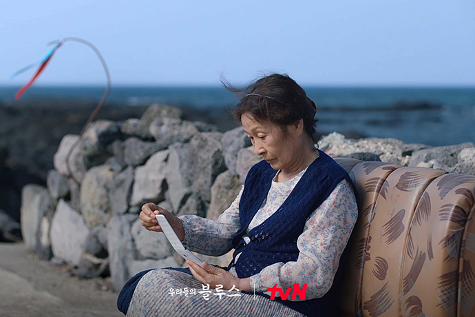 바닷가에서-핸드폰-보는-옥동