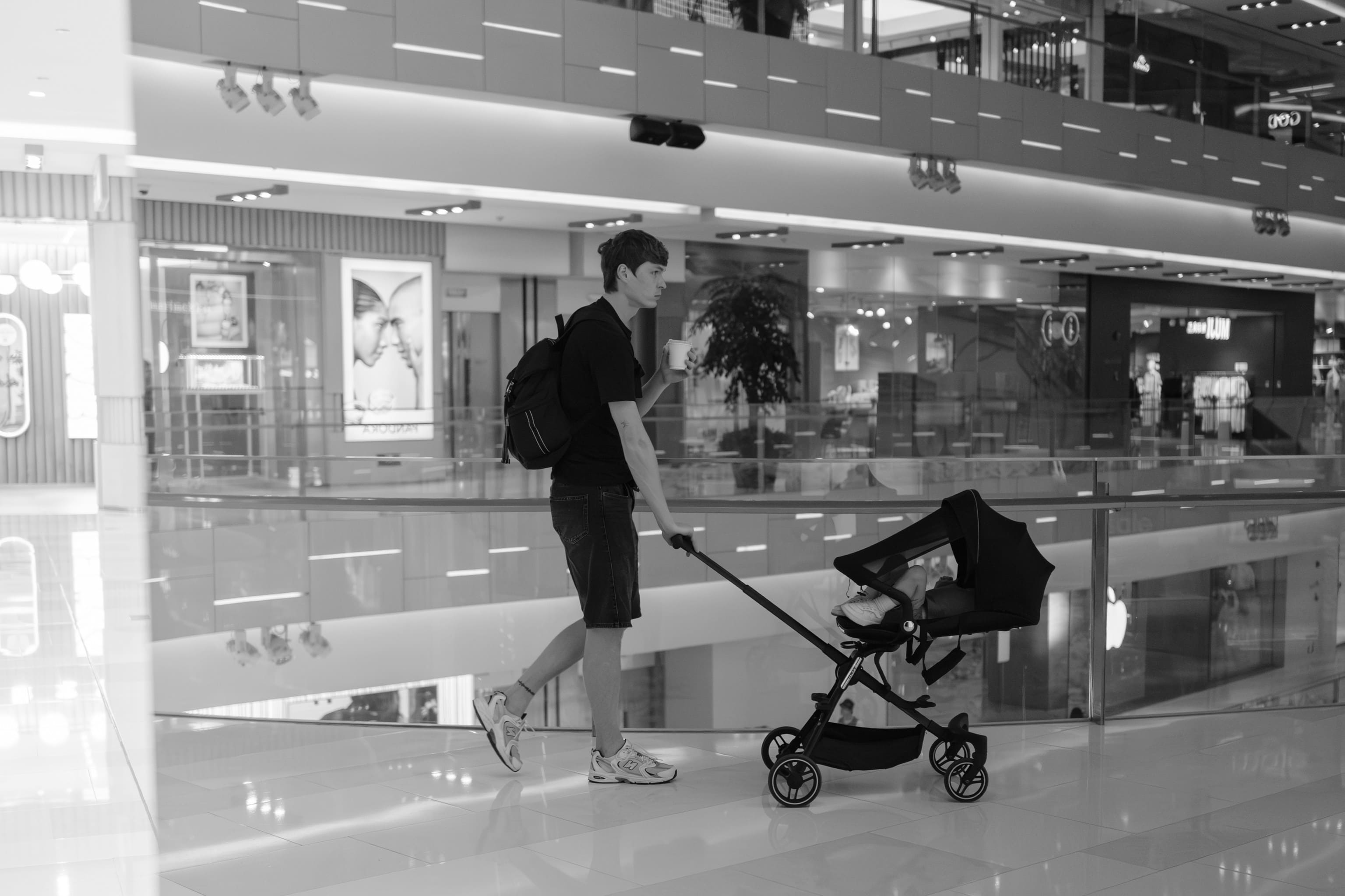 신생아 외출 언제부터? 안전한 첫 나들이를 위한 유모차, 아기띠 가이드