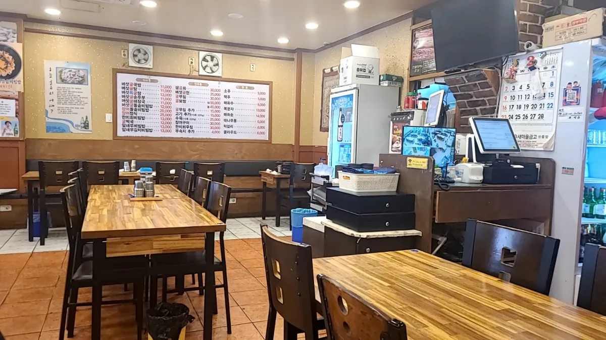 신당-굴예찬식당-내부모습-테이블과의자들