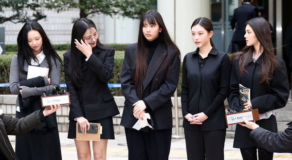 돌아온 뉴진스에 하이브 주가 5% 급등!