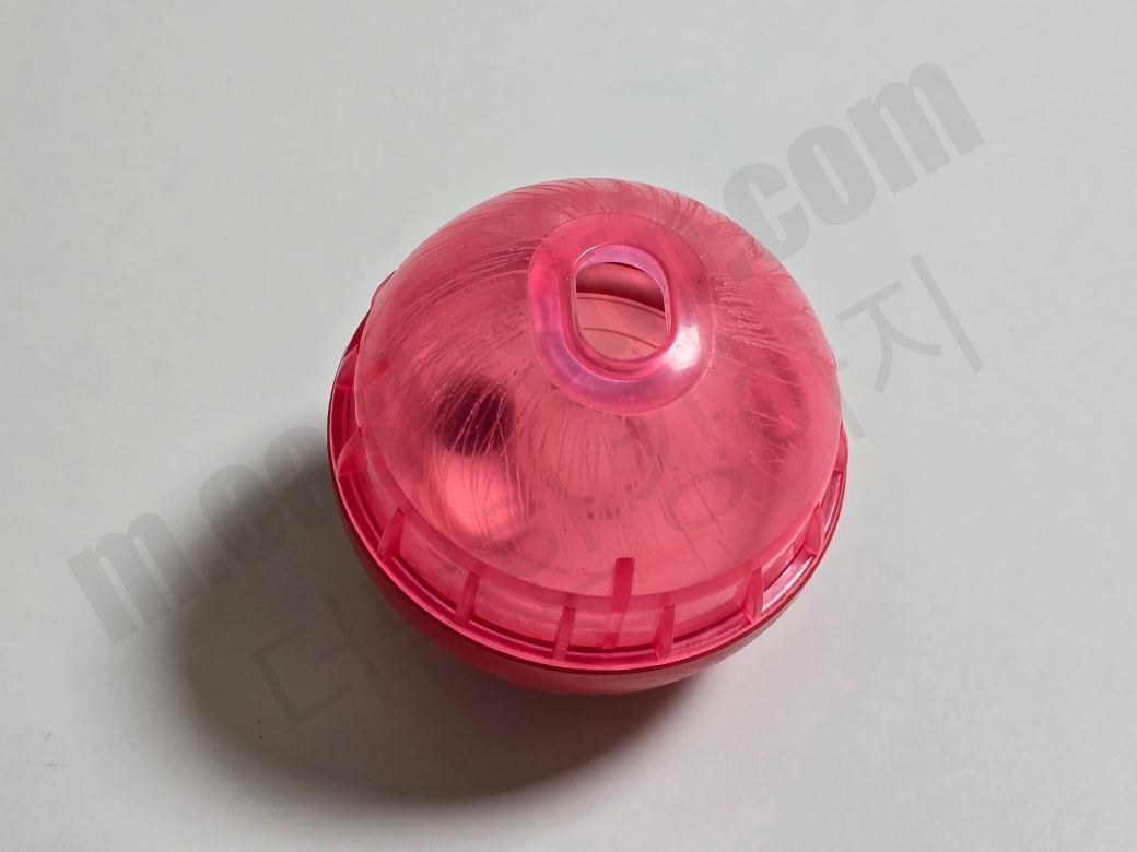 강아지가 사료 천천히 먹도록 도와주는 장난감