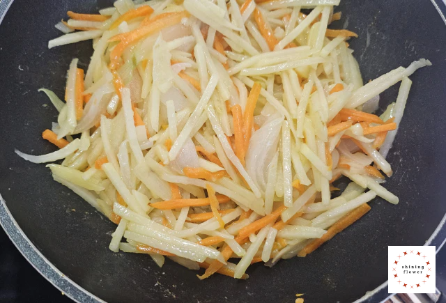 감자채볶음-웍에 기름 두르고 감자와 야채 넣고 볶기