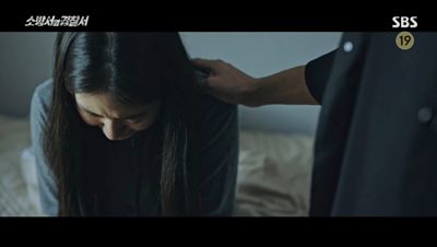 진호개의 위로에 눈물을 흘리며 잘못했다고 말하는 여학생