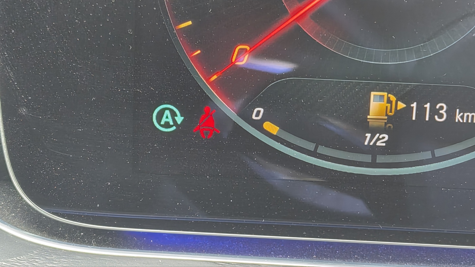 계기판에 빨간 안전벨트 미착용 경고등이 켜진 모습