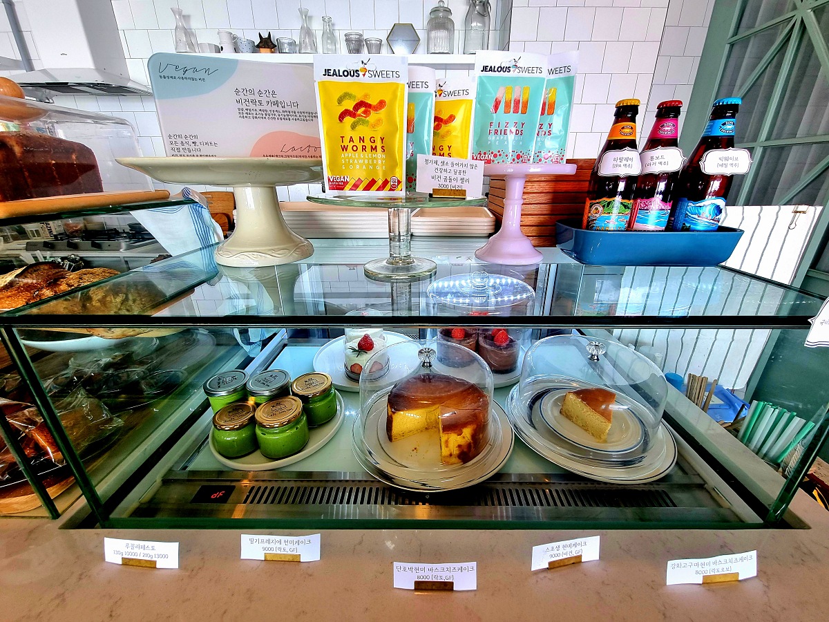 강화도 너머 석모도 노을이 예쁜 탁 트인 오션뷰 카페 '순간의순간': 비건, 노밀가루 디저트, 무료 쿠폰