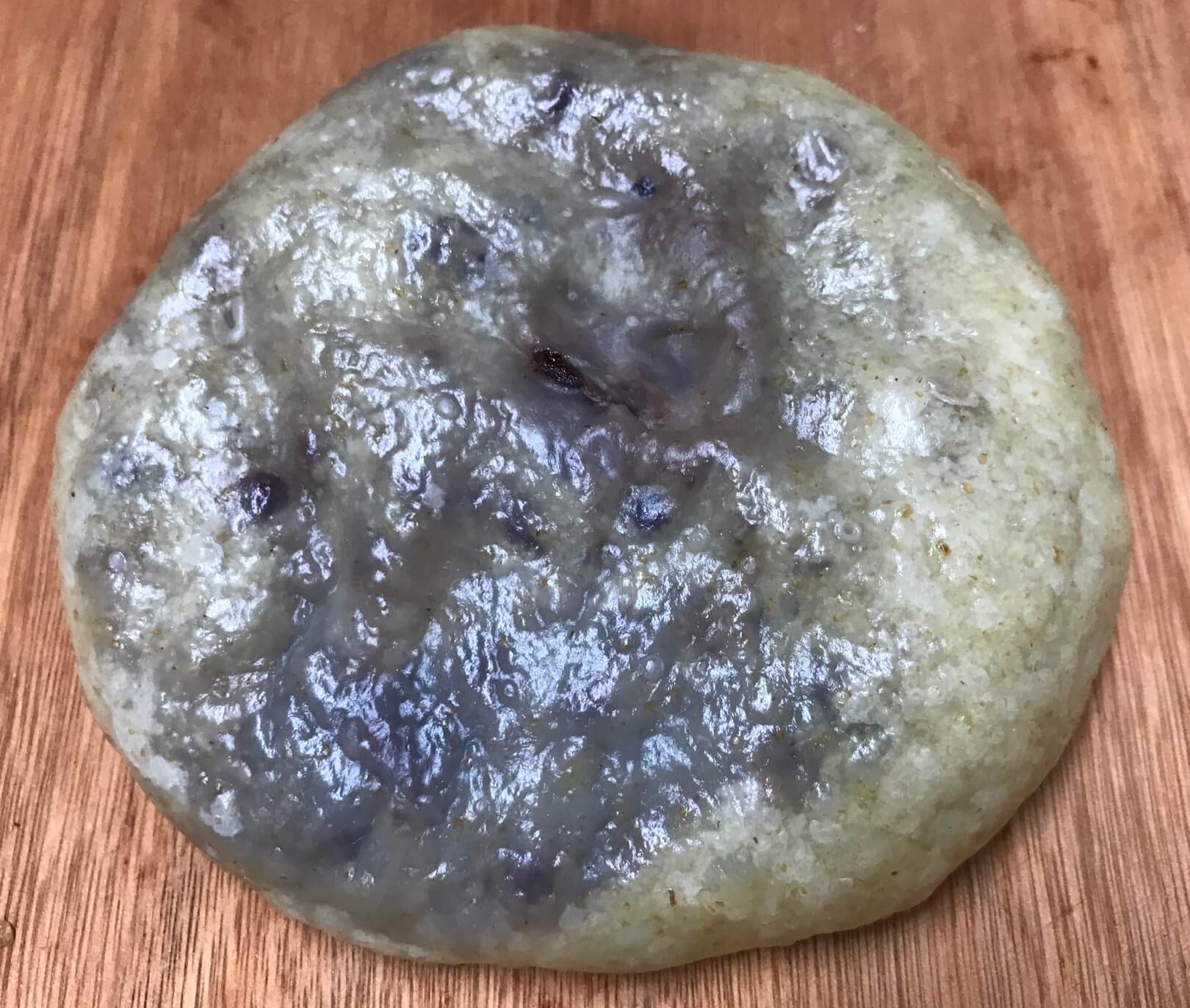 빵피는 얇고 팥이 가득해서 빵피에 팥이 비춰보입니다.