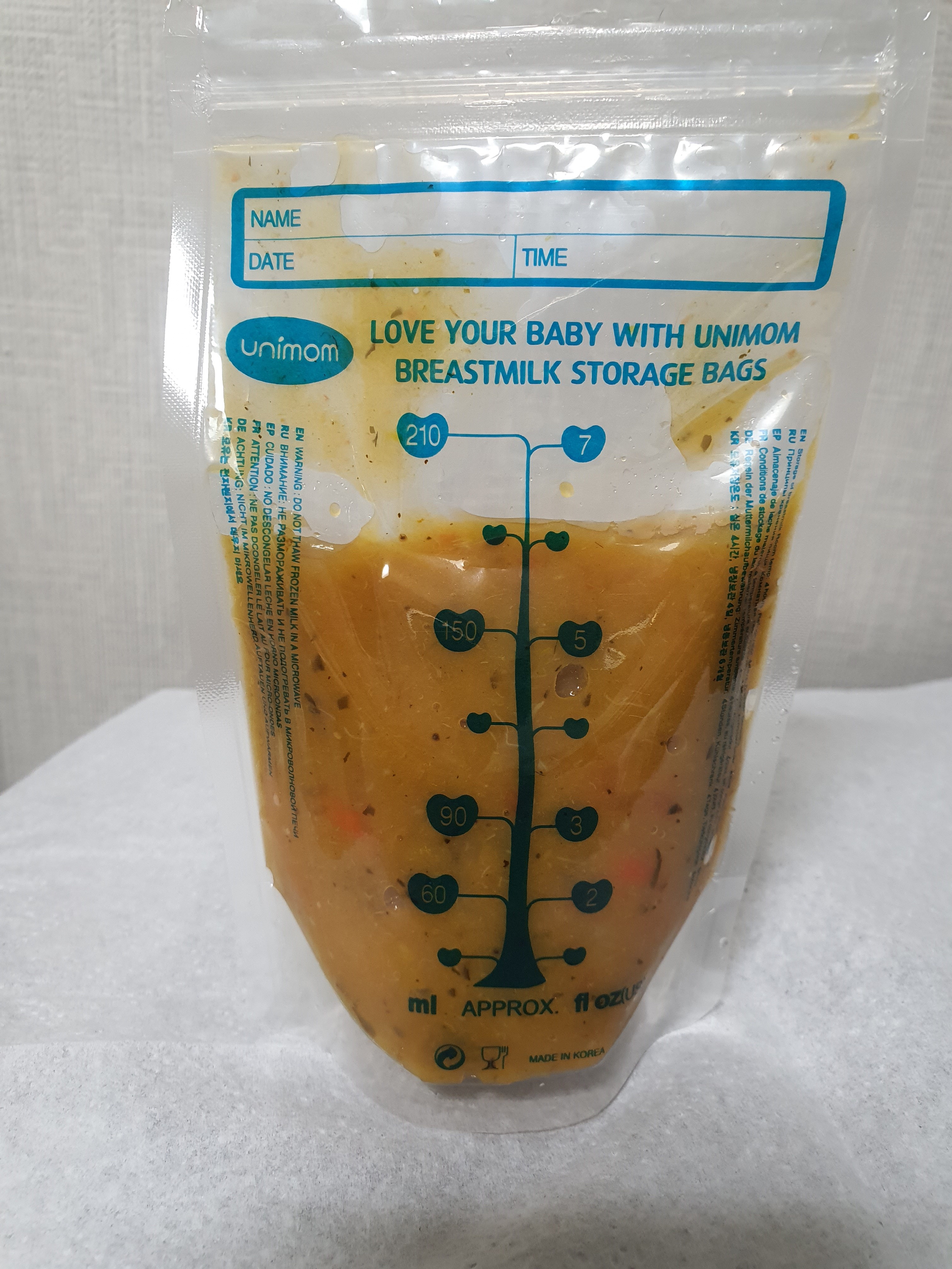 단호박 넣어 만든 세포죽을 믹서에 갈아서 모유팩에 담아둔 사진