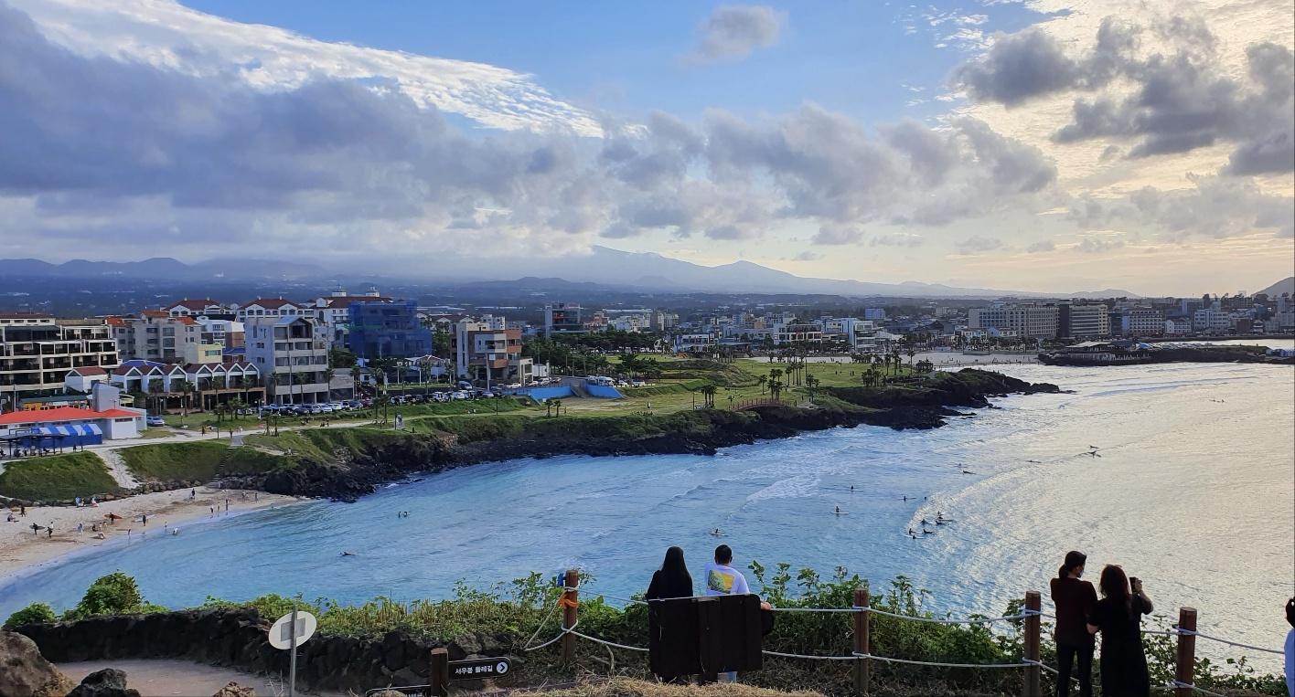 서우봉 입구 정자에서 바라본 함덕해수욕장