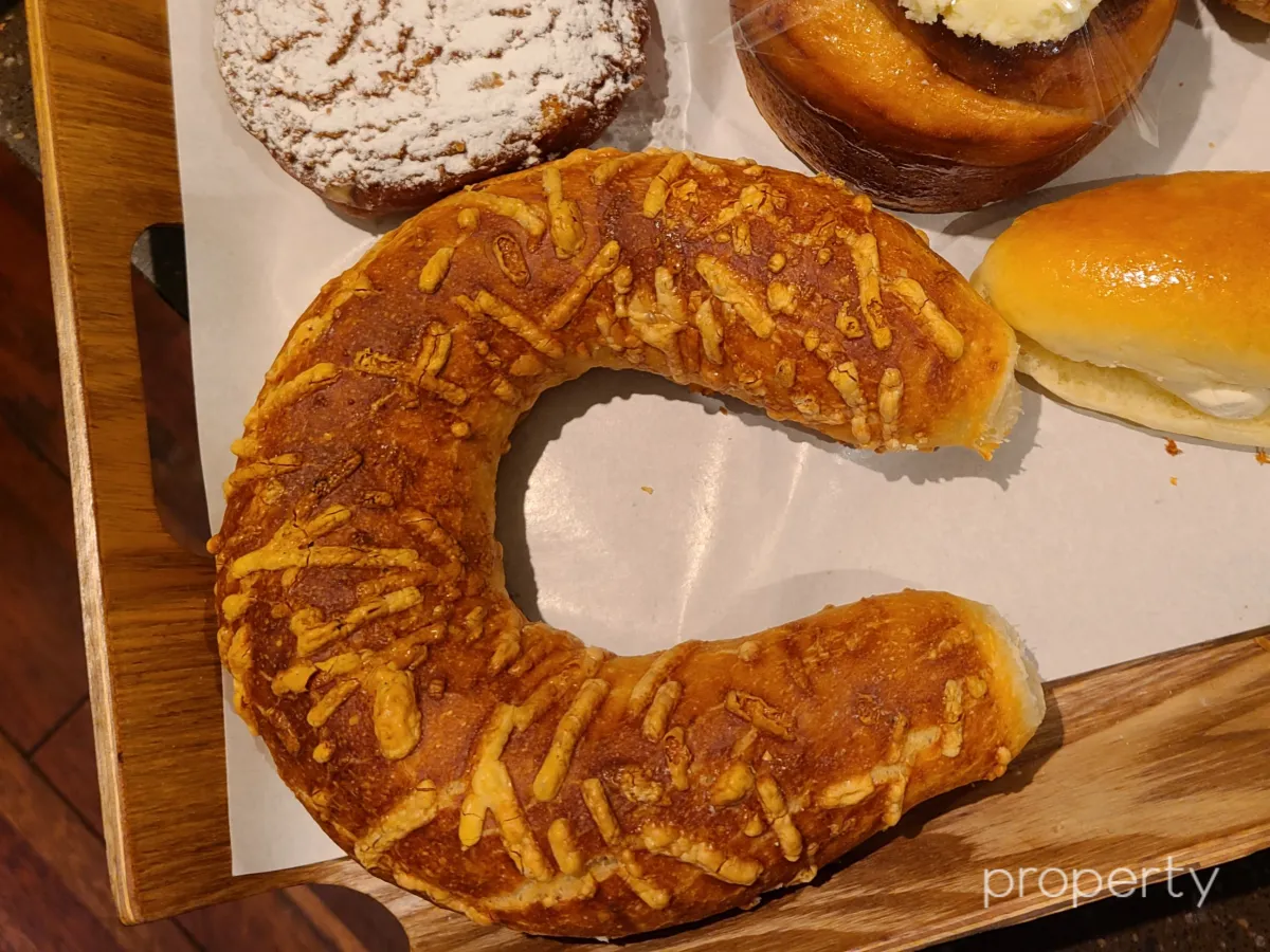 알파벳C모양-바게트빵-빵겉면이-울퉁불퉁함